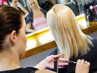 Die Berliner Topfriseurin Katrin Häseler schneidet das Eigenhaar Melanies zuerst auf eine gleichmäßige Länge. :  (© © Great Lengths)