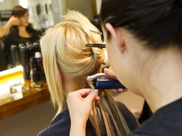 Jetzt geht es los. Katrin moduliert Strähne für Strähne in das Haar. Mit der MultiSonic funktioniert das absolut präzise und vor allem auch schonend...:  (© © Great Lengths)