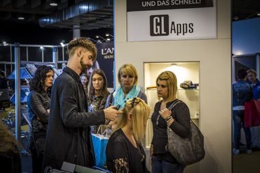 Grazer HAIR: Einarbeitung der GL Apps an Live-Modellen:  (© © Great Lengths)
