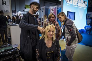 HAIR Fachmesse: Einarbeitung der GL Apps an Live-Modellen:  (© © Great Lengths)