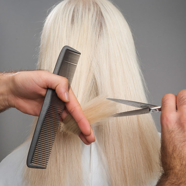 Für fließende Übergänge sorgt ein abschließender Schnitt. So fügen sich die Extensions nahezu unsichtbar in das Eigenhaar ein:  (© © Great Lengths)