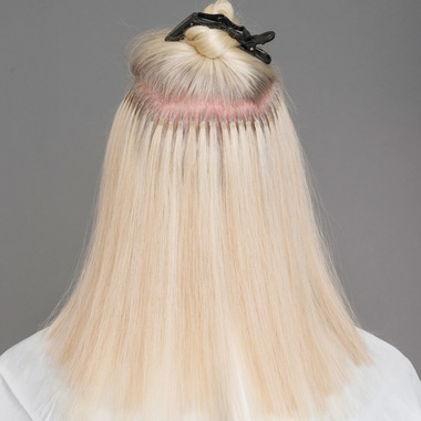  Die einzelnen Extensions in gleichmäßigen Abständen anbringen, bis die gesamte Haarpartie bedeckt ist:  (© © Great Lengths)