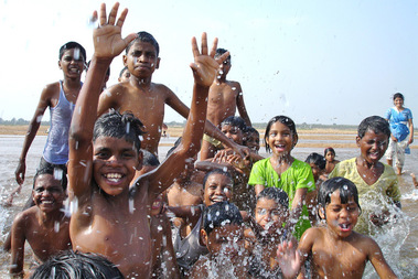 Kinder in Alibaugh, Indien:  (© © Great Lengths)