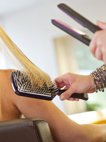 Glätteisen: Beschichtete Platten schützen das Haar beim Glätten (© Great Lengths)