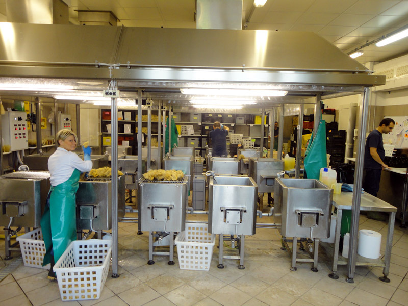 In der Verarbeitung der Haare steckt viel Handarbeit (© Weiss Touristik) In der Verarbeitung der Haare steckt viel Handarbeit (© Weiss Touristik)