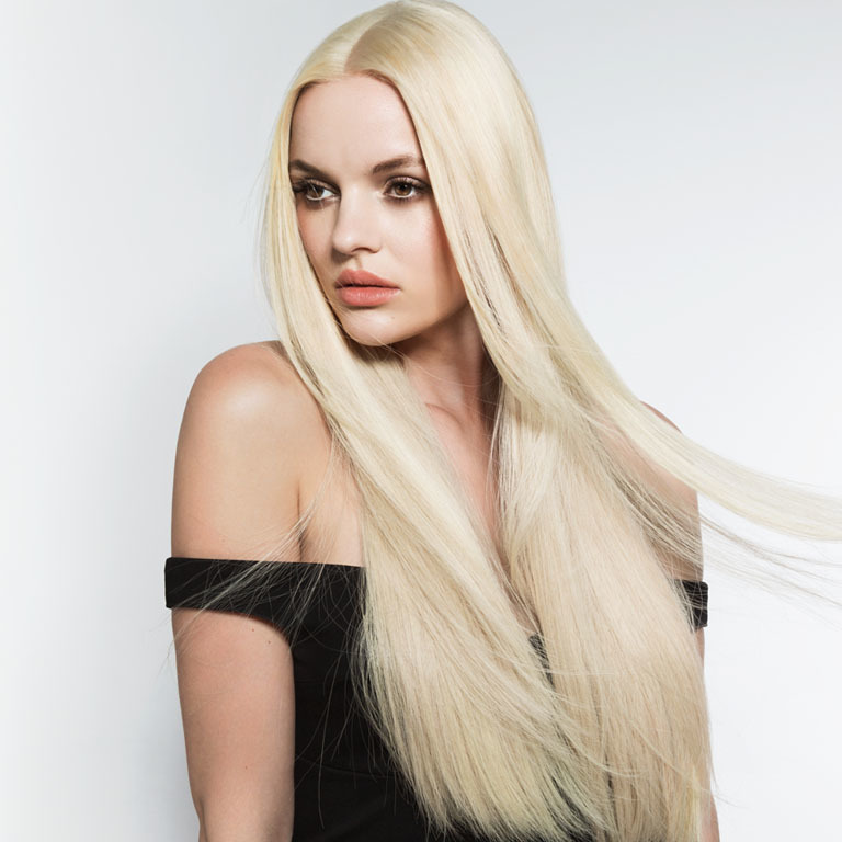 Langes blondes Haar bleibt immer spannend. (© Great Lengths)