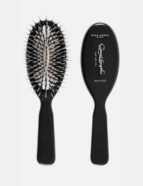 Acca Kappa Oval Brush:  (© Great Lengths)